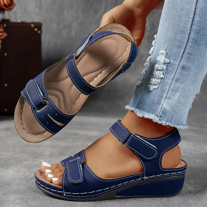 Sandales compensées avec soutien de la voûte plantaire et brides ajustables pour femme