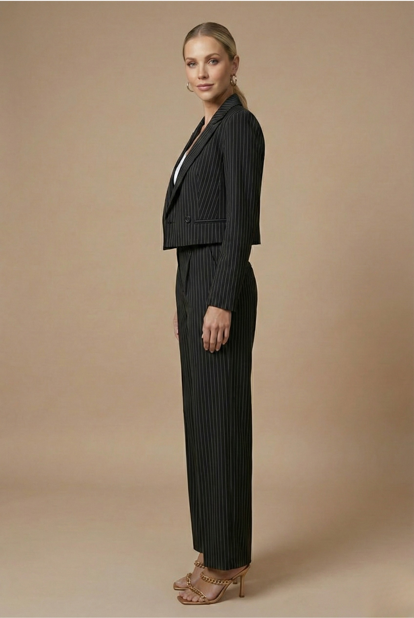 Traje de Dos Piezas con Raya Diplomática, Blazer Corto y Pantalón de Pata Ancha