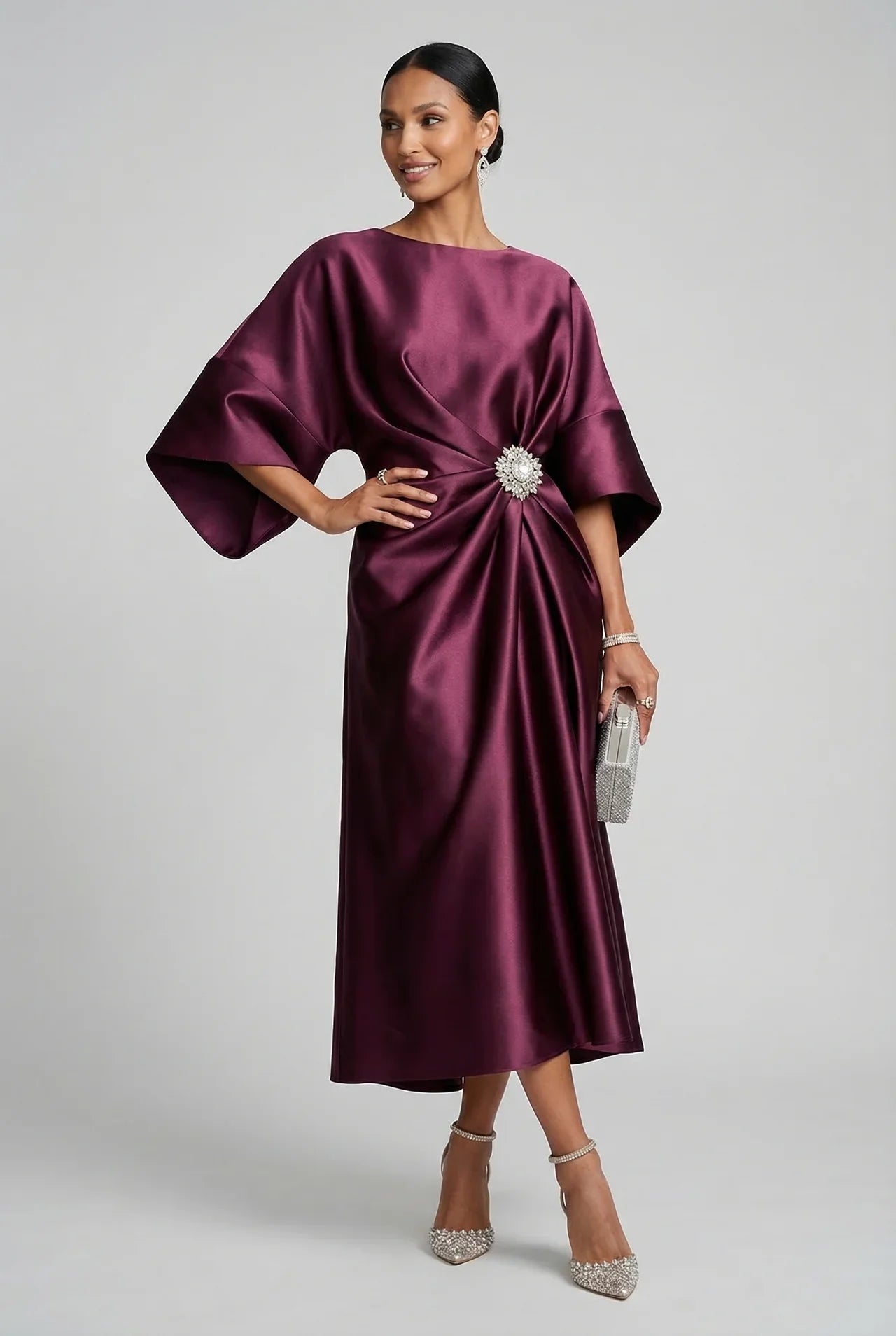 Vestido Midi de Satén para Invitada de Boda con Mangas Murciélago y Broche de Joya