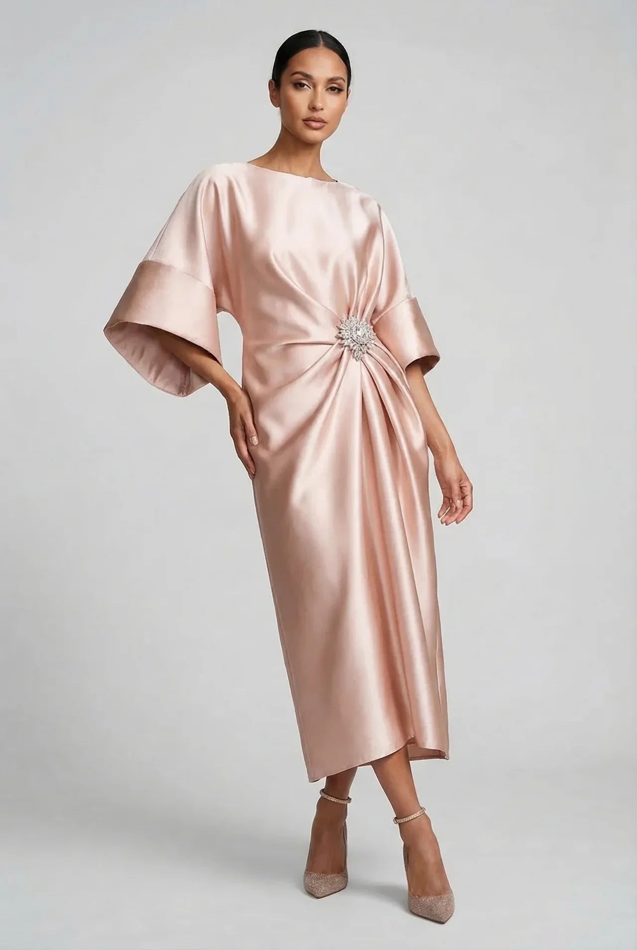 Vestido Midi de Satén para Invitada de Boda con Mangas Murciélago y Broche de Joya