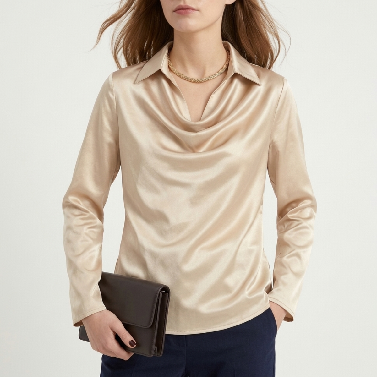 Blusa de satén con escote drapeado para mujer — oficina y eventos
