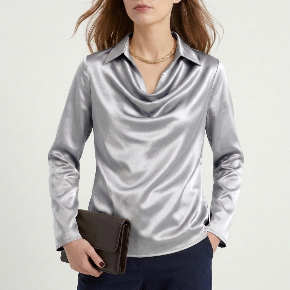 Blusa de satén con escote drapeado para mujer — oficina y eventos