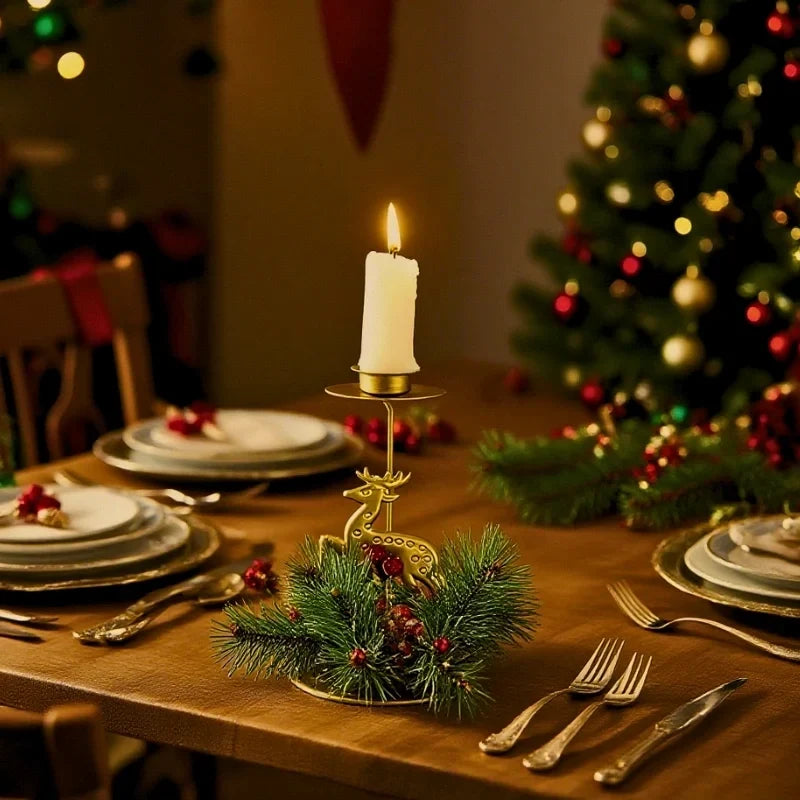 Set de 3 Candelabros de Hierro para Velas Cónicas con Adornos de Pino y Bayas