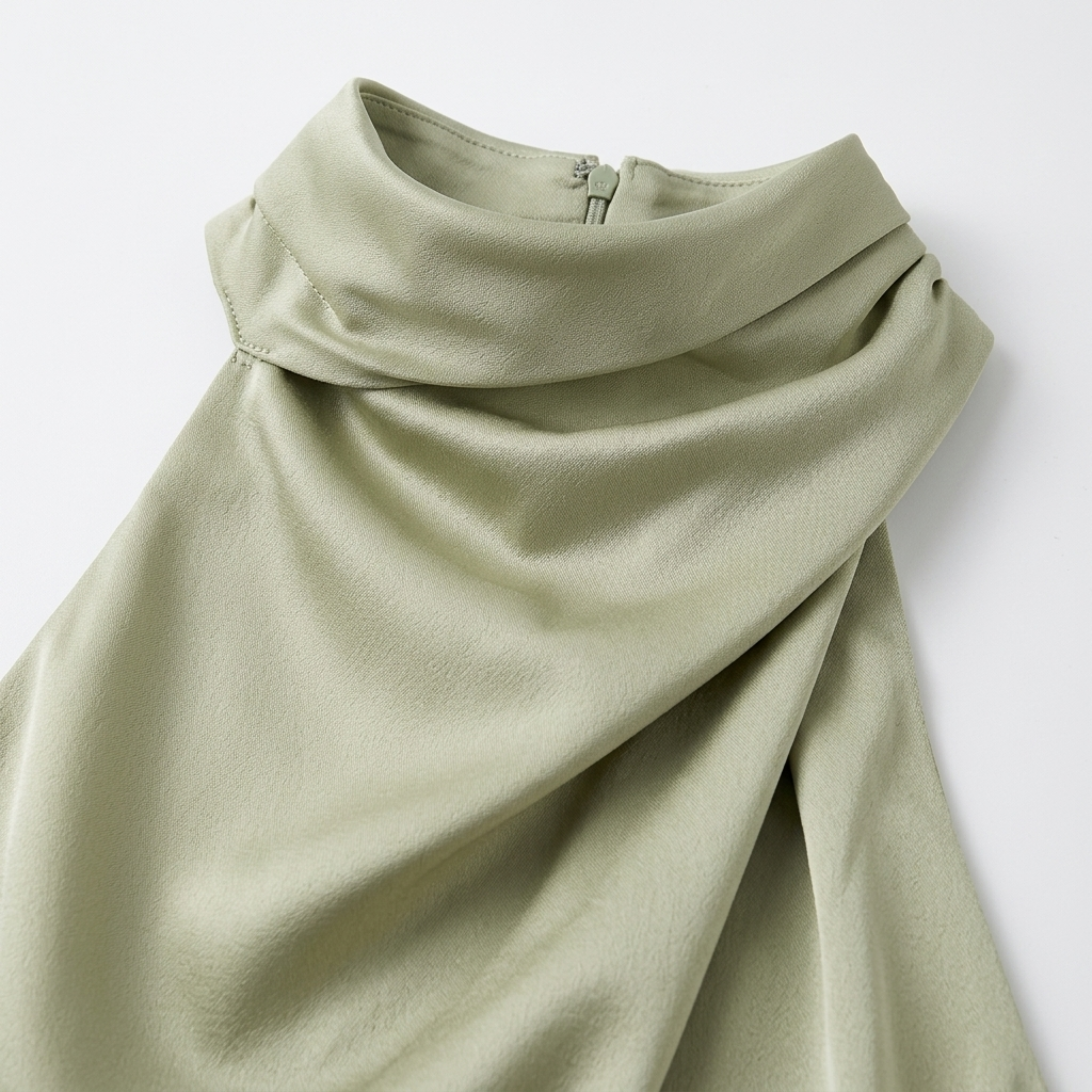 Robe longue en satin — col montant pour événements formels