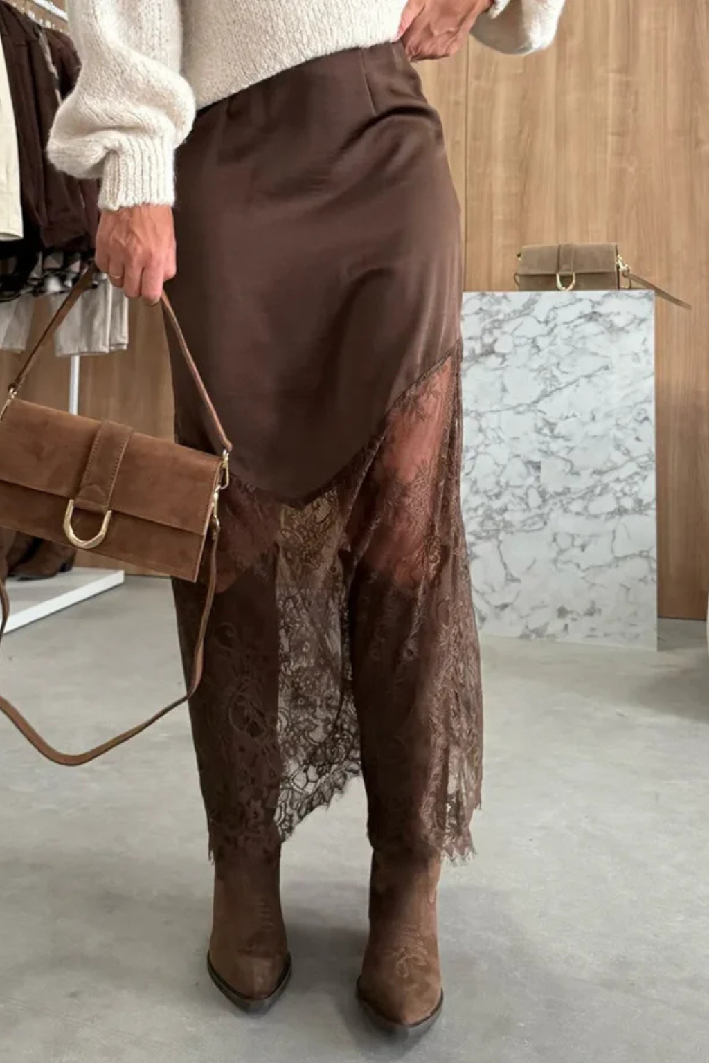 Falda Larga Maxi Skirt Asimétrica de Satén con Bajo de Encaje para Mujer
