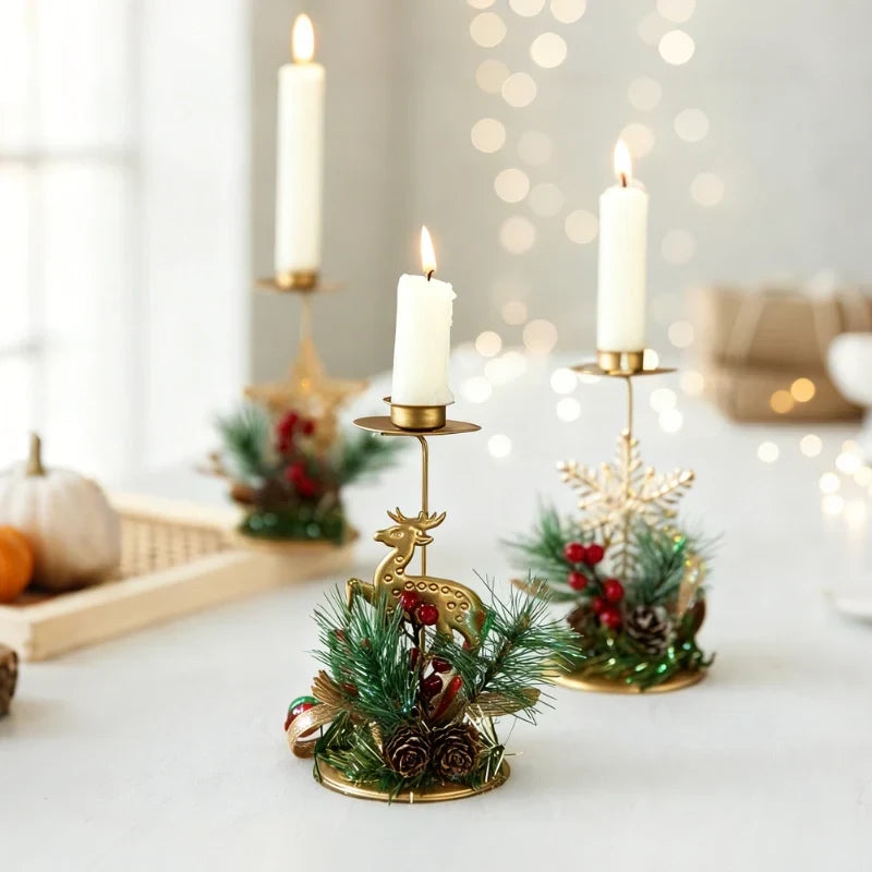 Set de 3 Candelabros de Hierro para Velas Cónicas con Adornos de Pino y Bayas