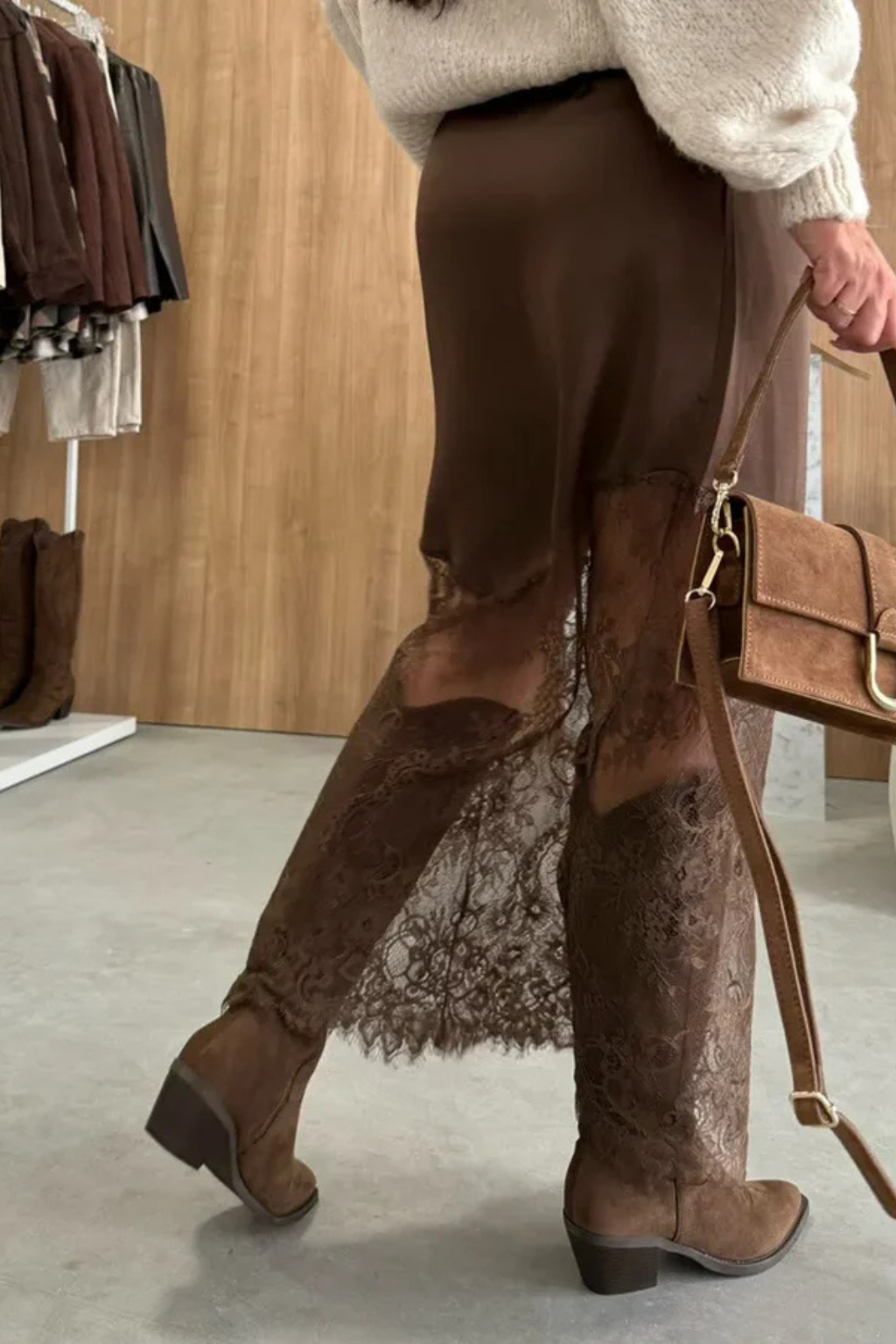 Falda Larga Maxi Skirt Asimétrica de Satén con Bajo de Encaje para Mujer