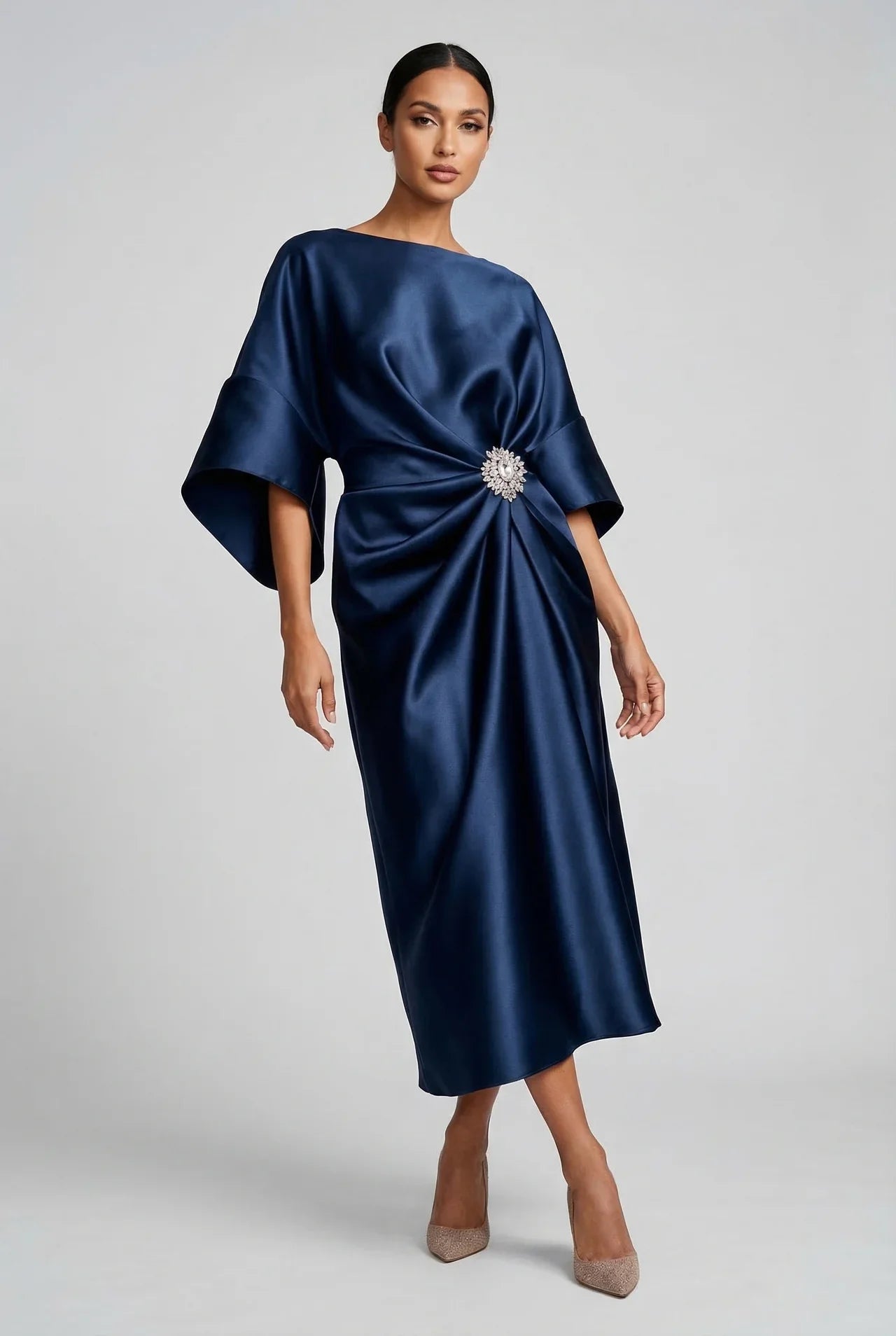 Vestido Midi de Satén para Invitada de Boda con Mangas Murciélago y Broche de Joya