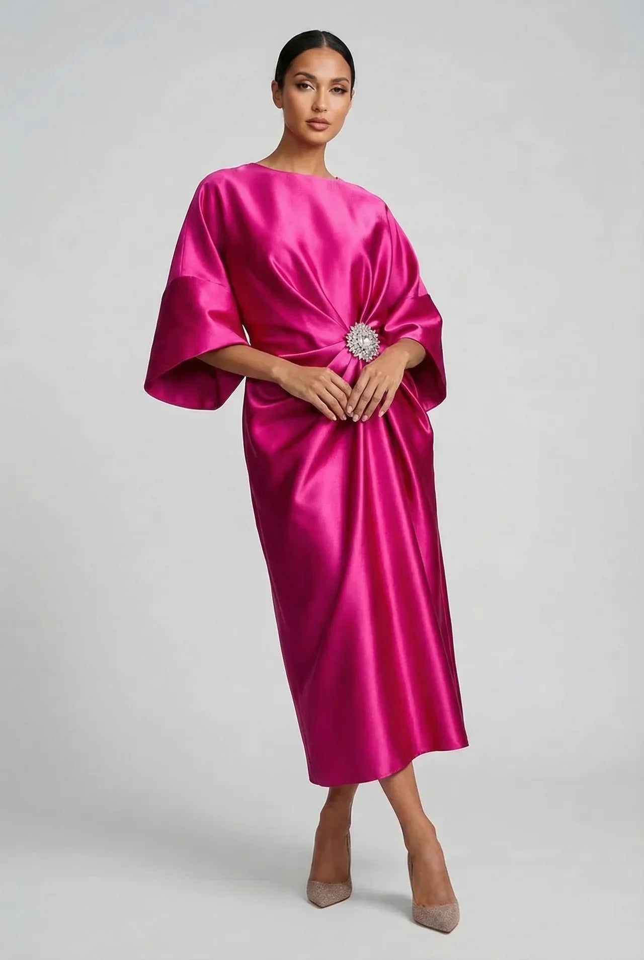 Vestido Midi de Satén para Invitada de Boda con Mangas Murciélago y Broche de Joya