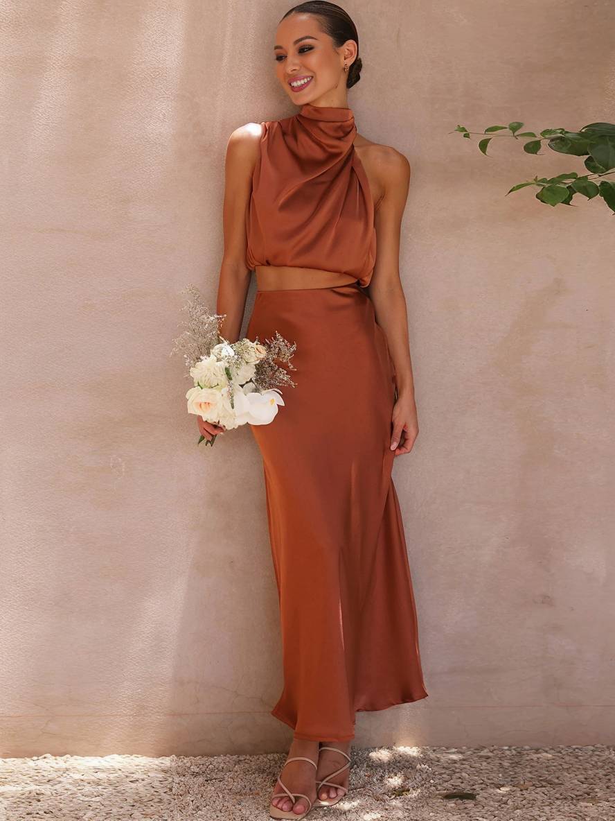Conjunto de Dos Piezas para Mujer con Top Halter de Satén y Falda Maxi Skirt