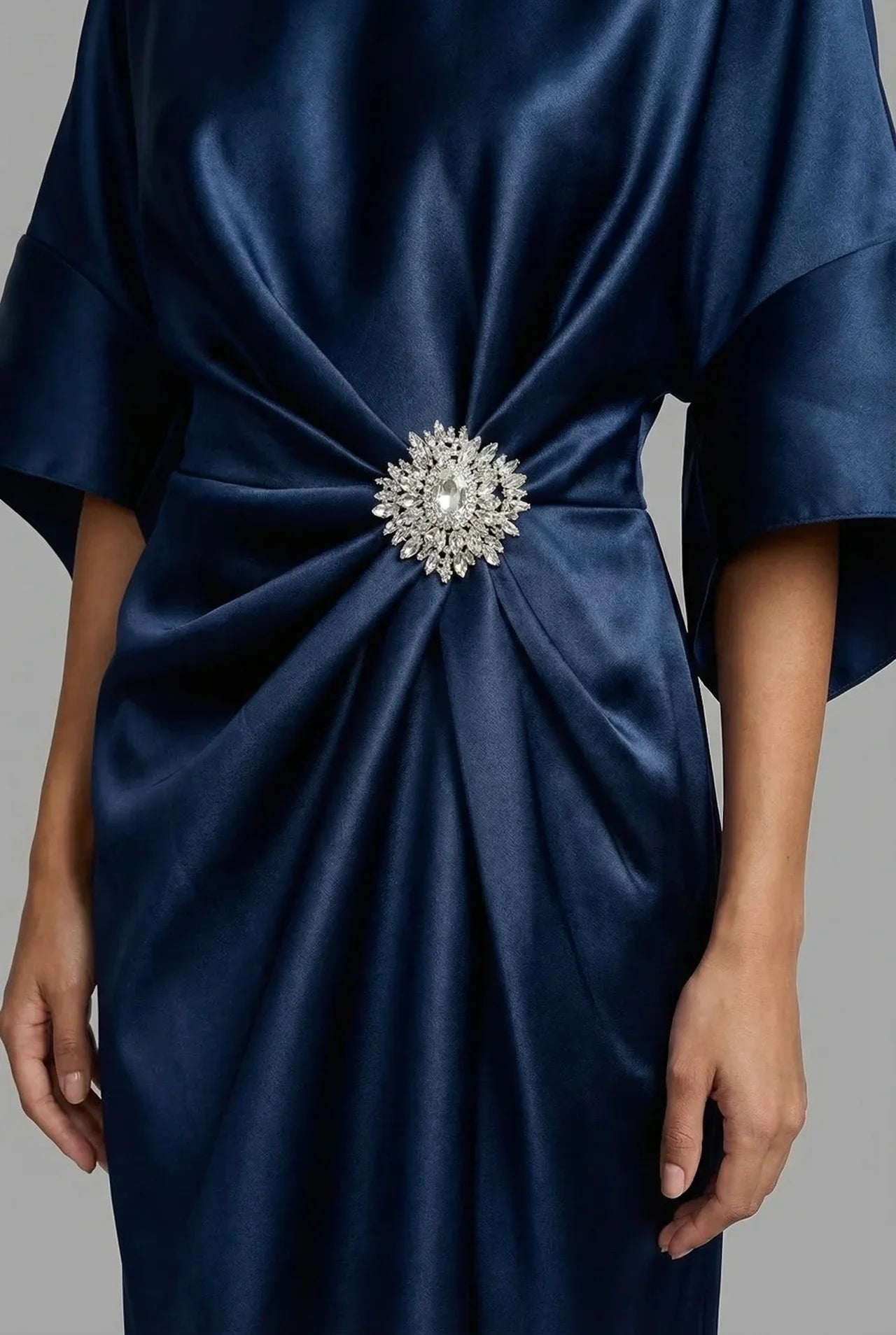 Vestido Midi de Satén para Invitada de Boda con Mangas Murciélago y Broche de Joya