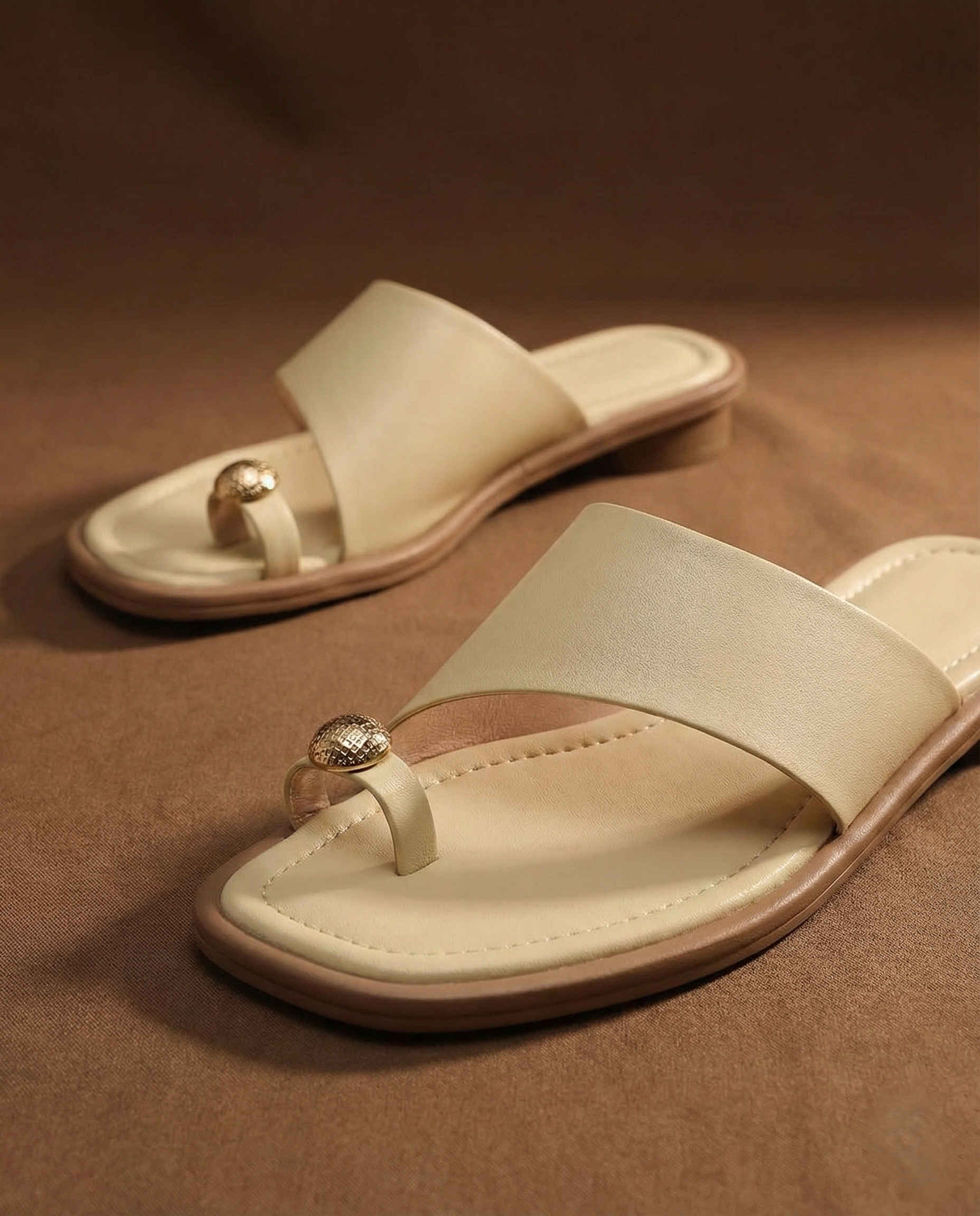 Sandalias de cuero para mujer — Punta cuadrada y detalle de anillo para verano