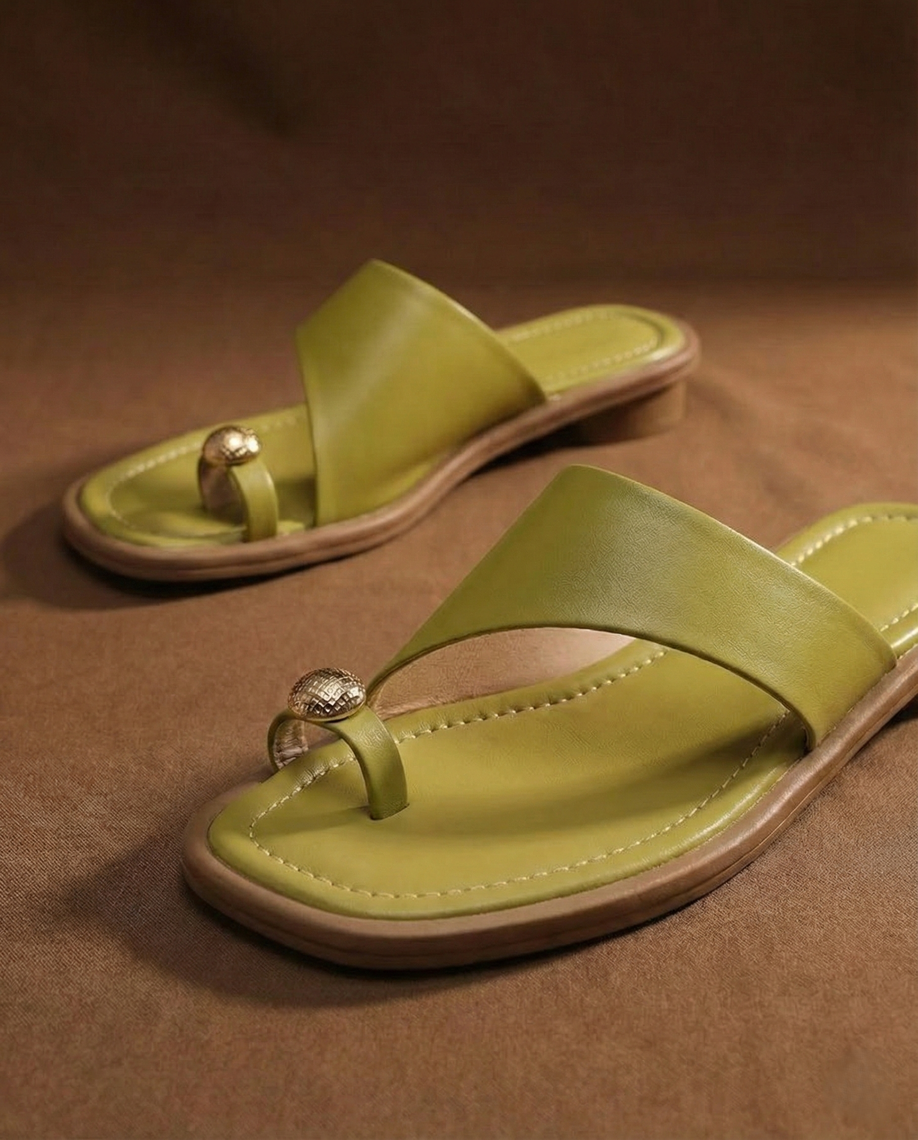 Sandalias de cuero para mujer — Punta cuadrada y detalle de anillo para verano