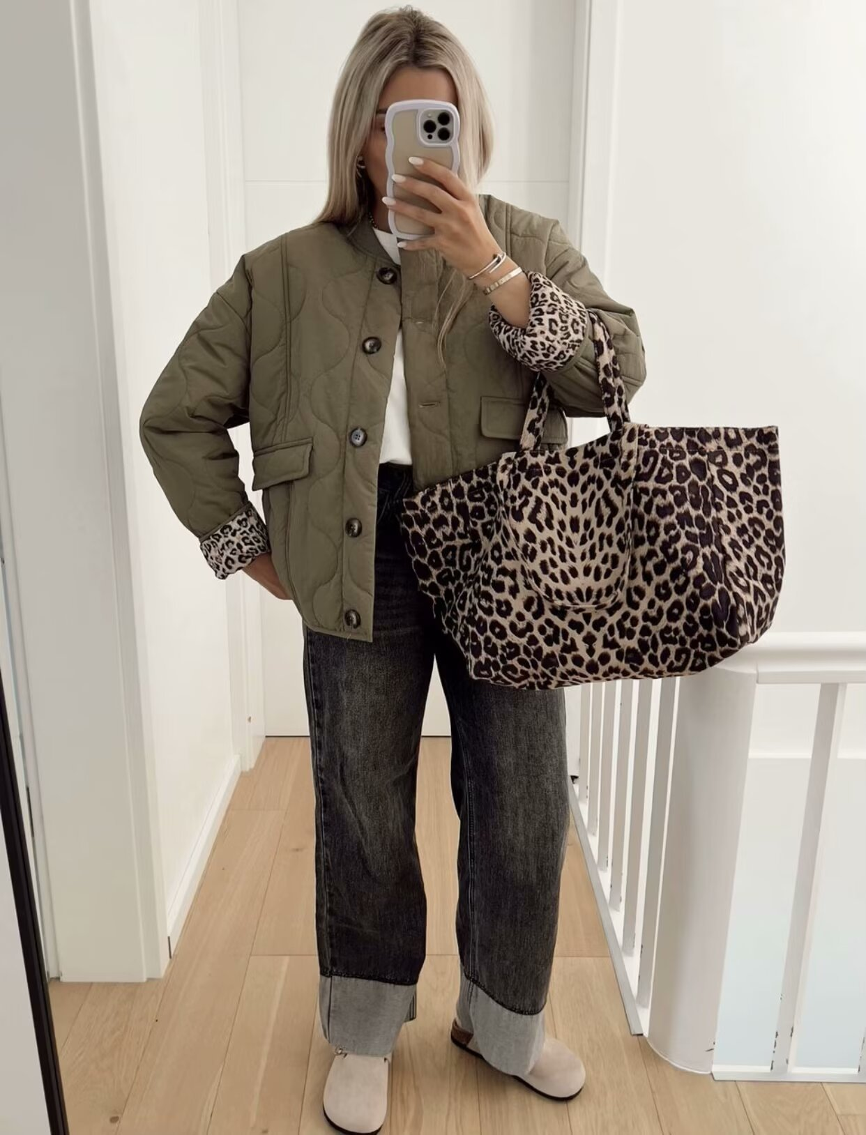 Chaqueta Acolchada para Mujer con Forro de Leopardo y Cierre de Botones