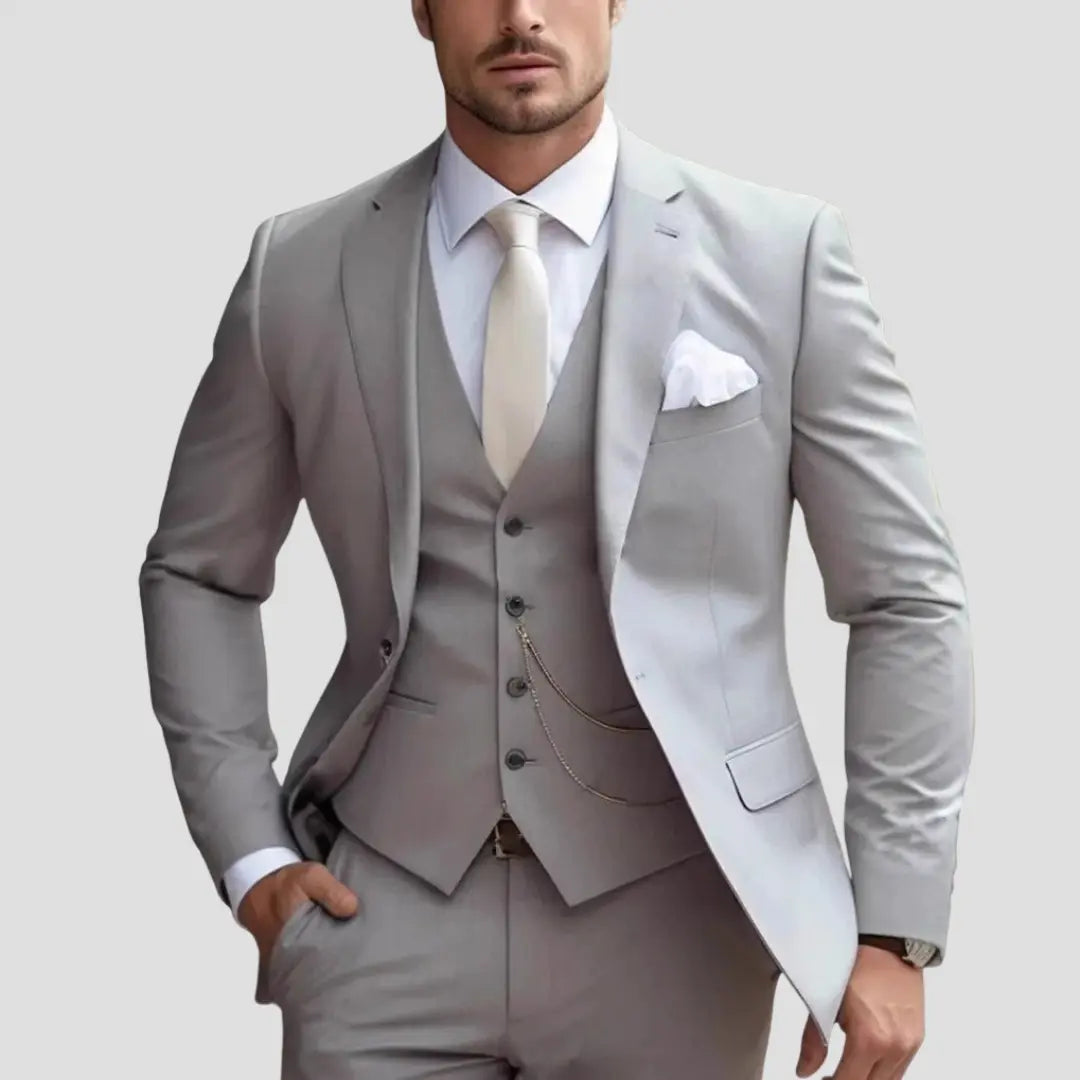 Costum de mire pentru bărbați, trei piese, croială slim fit și rever clasic