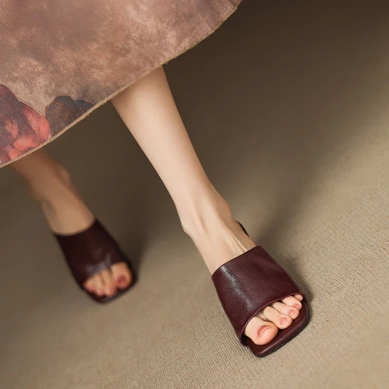 Sandalias planas para mujer — Cuero con banda ancha y punta cuadrada casual