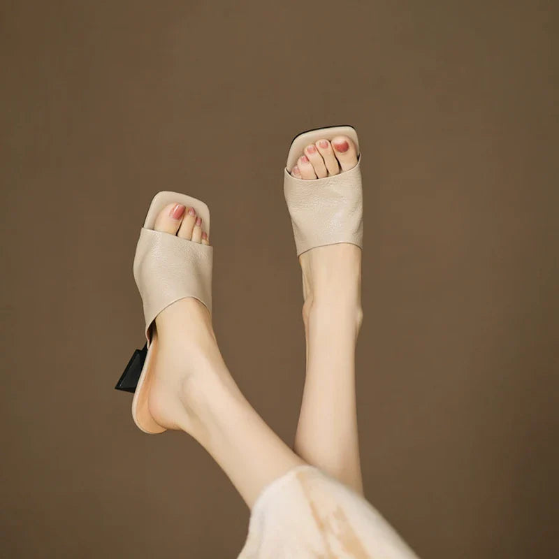 Sandalias planas para mujer — Cuero con banda ancha y punta cuadrada casual