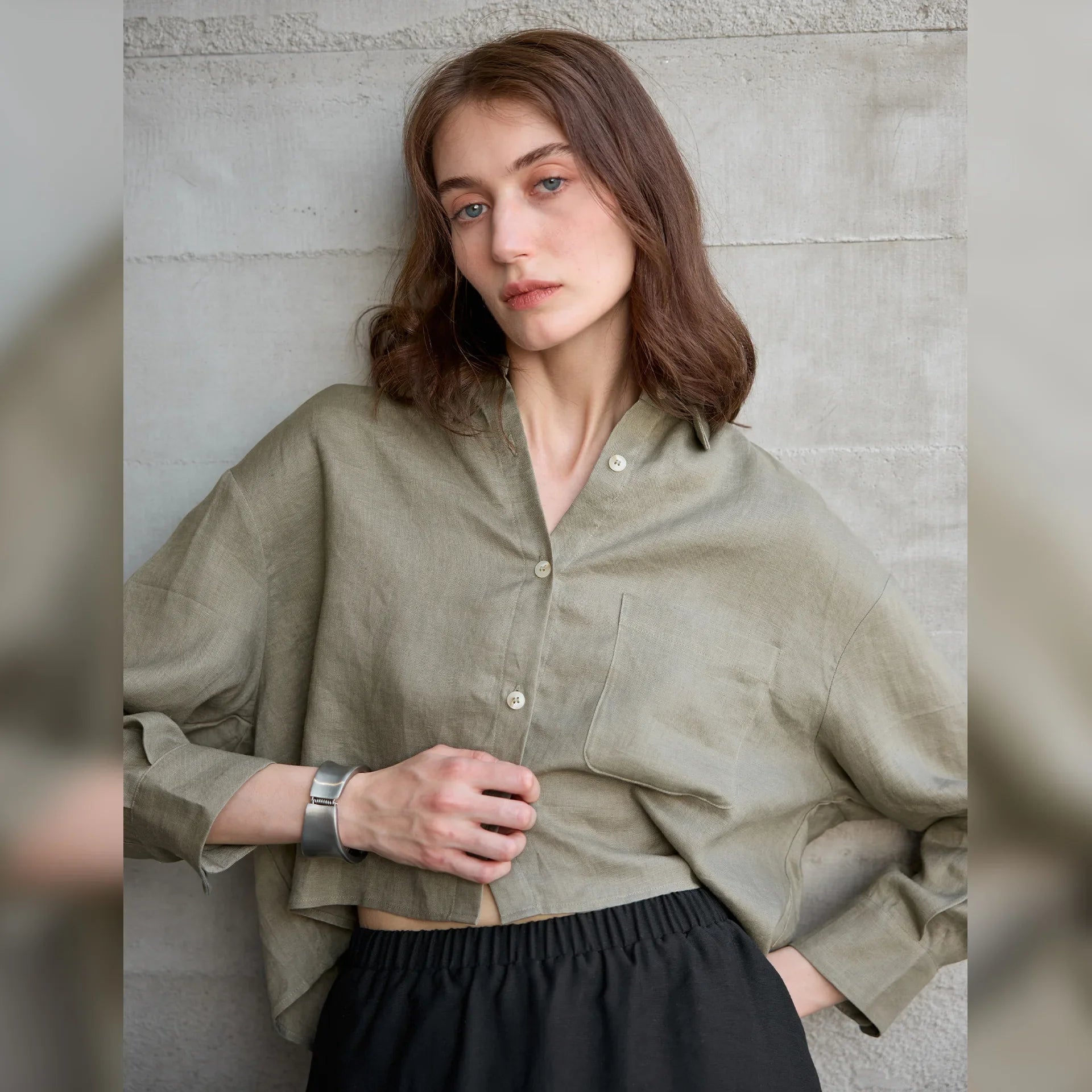 Sobrecamisa de Lino Corta para Mujer de Corte Oversize con Cuello en V y Botones