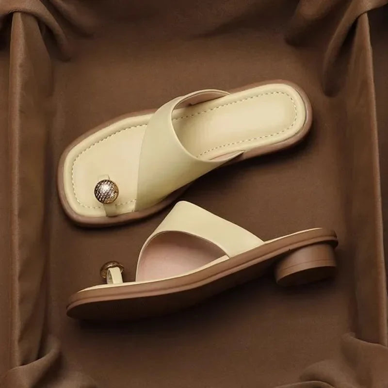 Sandalias de cuero para mujer — Punta cuadrada y detalle de anillo para verano