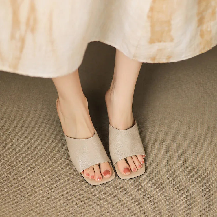 Sandalias planas para mujer — Cuero con banda ancha y punta cuadrada casual