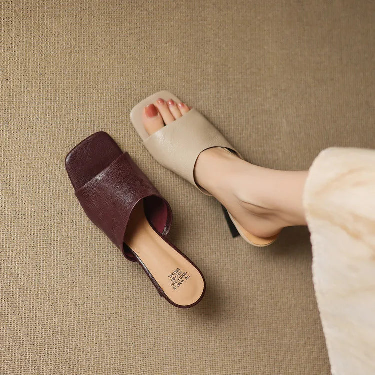 Sandalias planas para mujer — Cuero con banda ancha y punta cuadrada casual