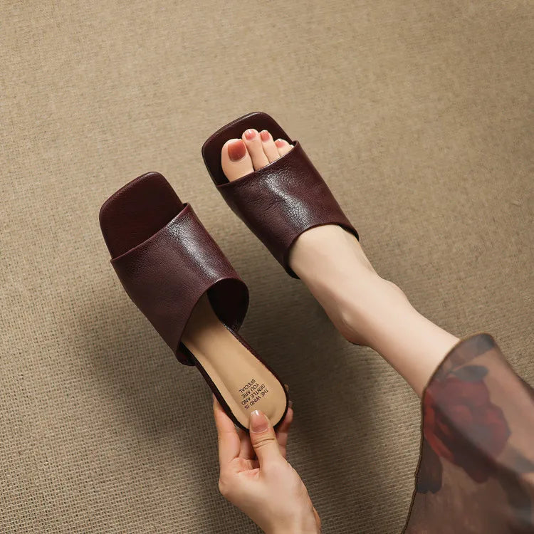 Sandalias planas para mujer — Cuero con banda ancha y punta cuadrada casual