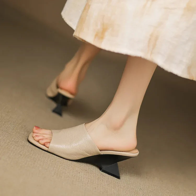 Sandalias planas para mujer — Cuero con banda ancha y punta cuadrada casual