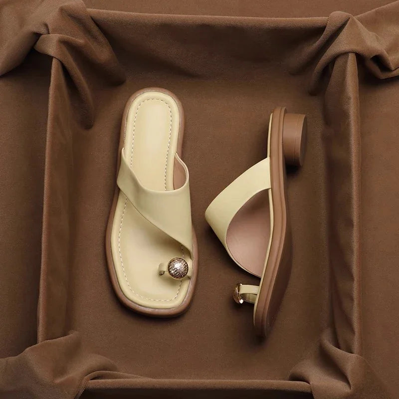 Sandalias de cuero para mujer — Punta cuadrada y detalle de anillo para verano