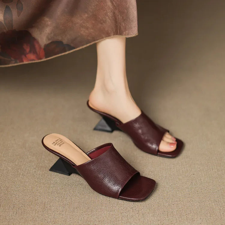 Sandalias planas para mujer — Cuero con banda ancha y punta cuadrada casual