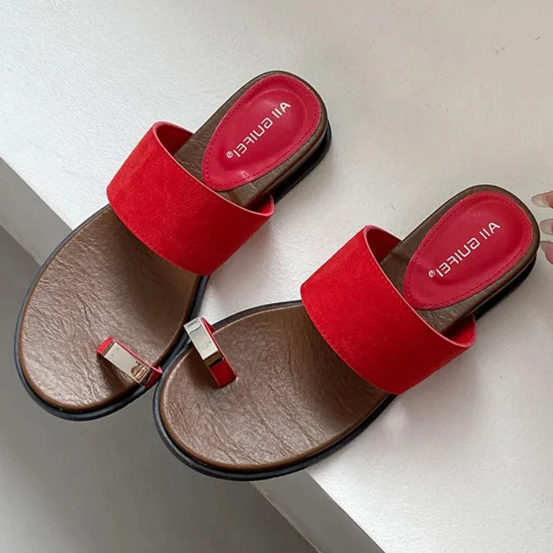 Sandalias de piel de ante para mujer con detalle de anillo — diario