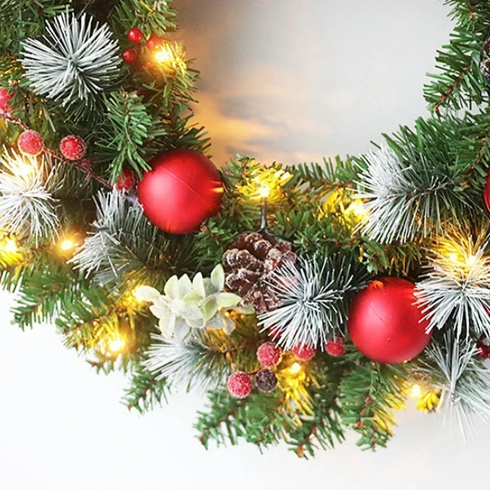 Umělý vánoční věnec o průměru 40 cm se šiškami, červenými bobulemi a LED světly