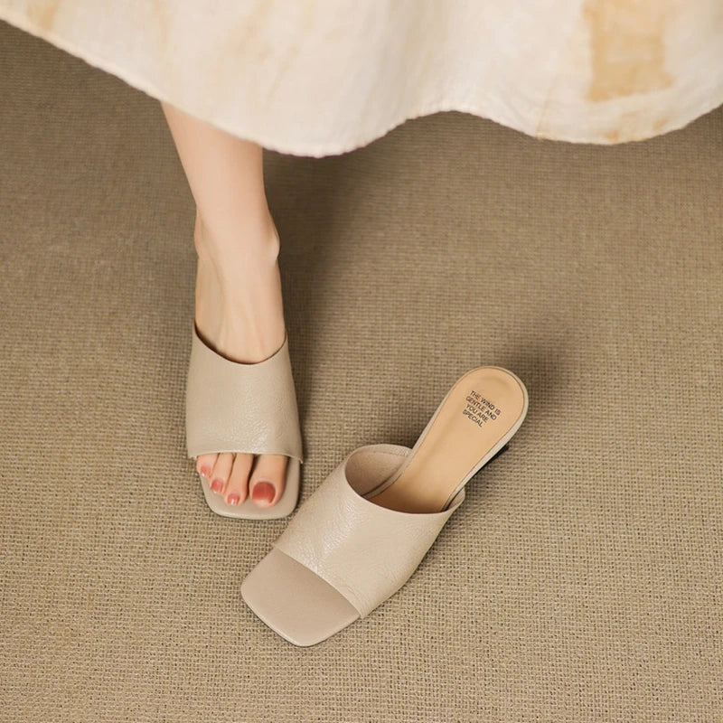 Sandalias planas para mujer — Cuero con banda ancha y punta cuadrada casual