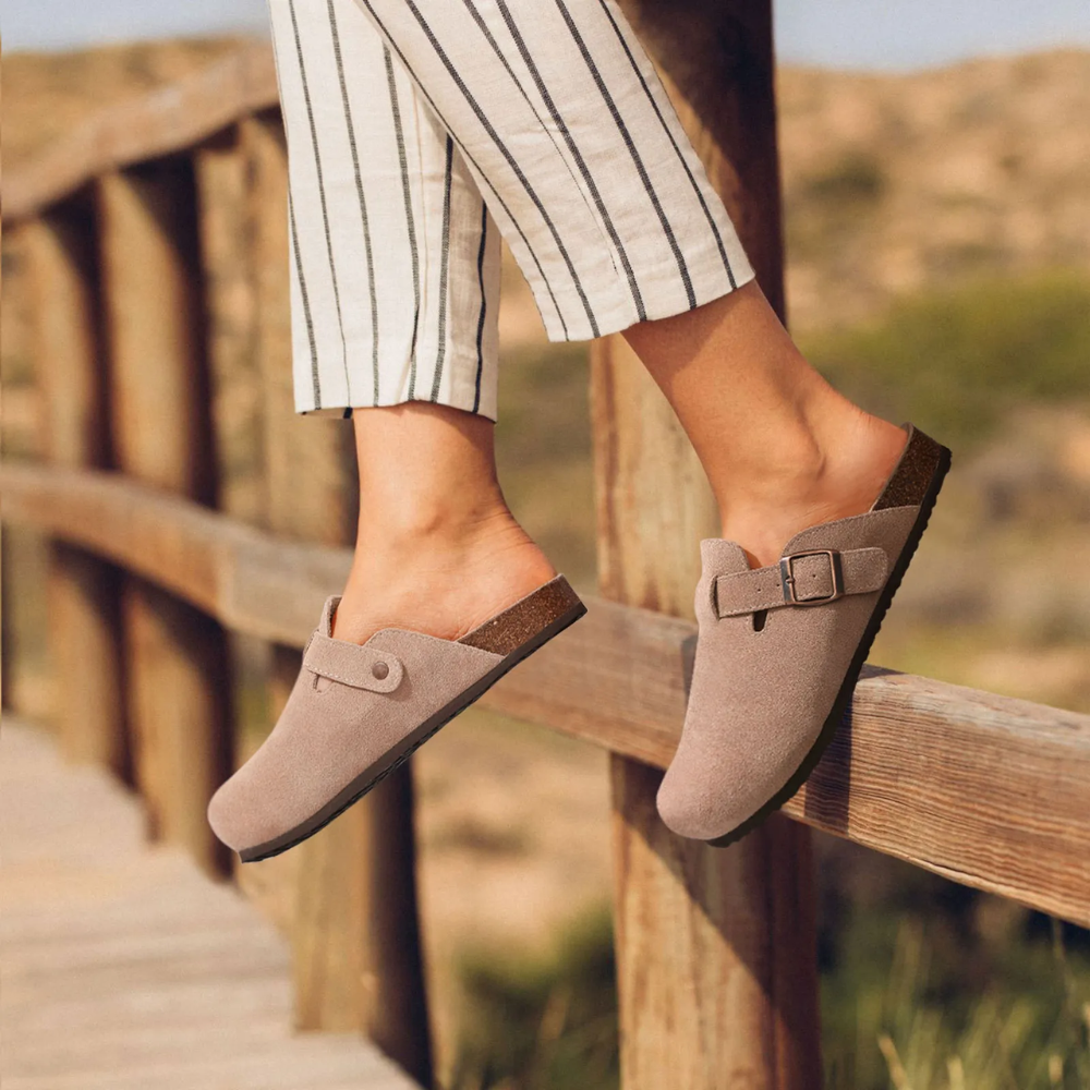 Sabots en daim avec semelle en liège et boucle ajustable pour femme
