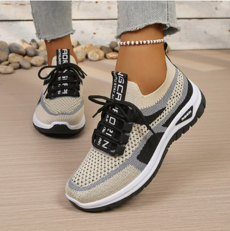 Chaussures de marche avec semelle spécialisée et matériaux respirants