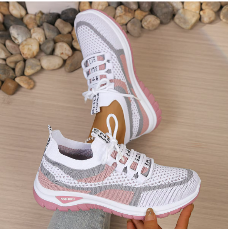 Chaussures de marche avec semelle spécialisée et matériaux respirants