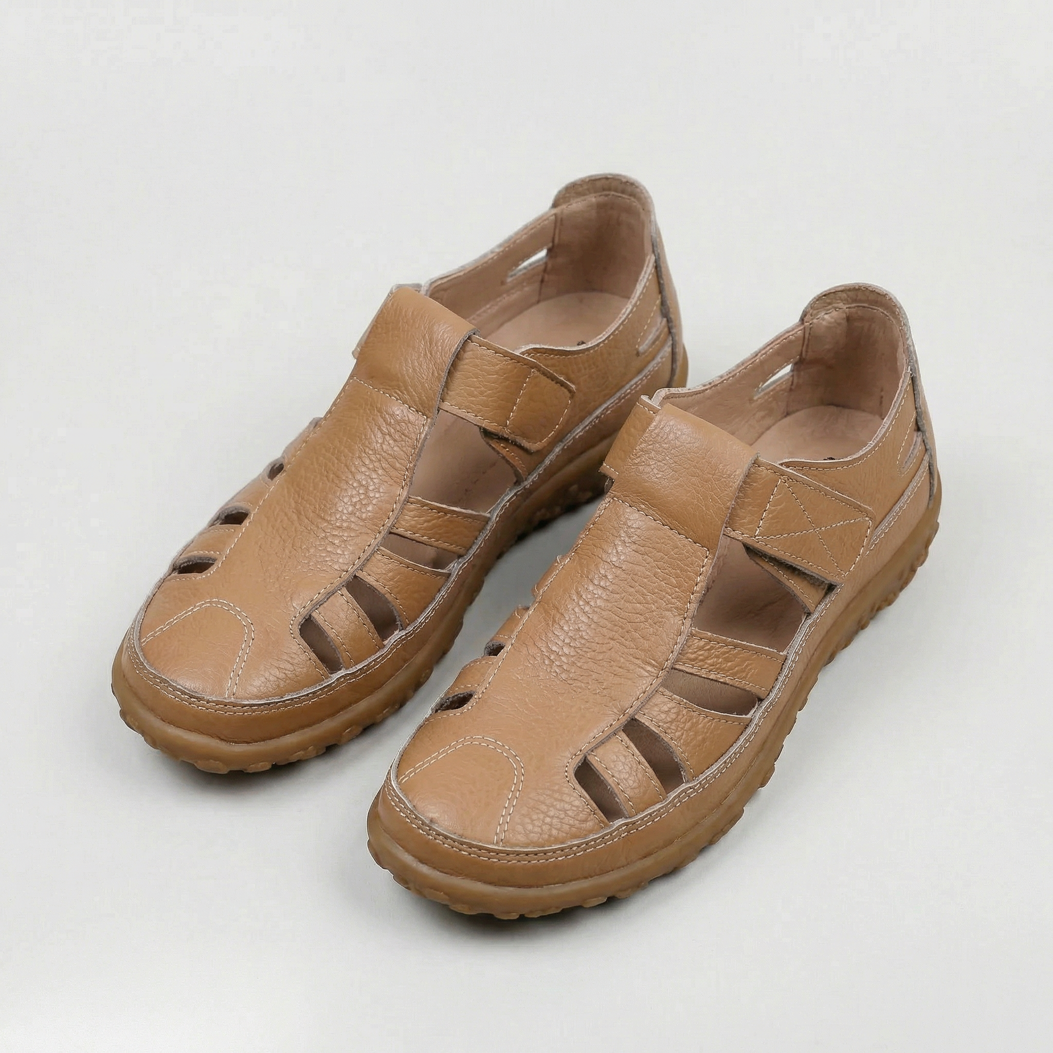 Sandalias Cerradas de Cuero para Mujer con Recortes y Cierre de Velcro
