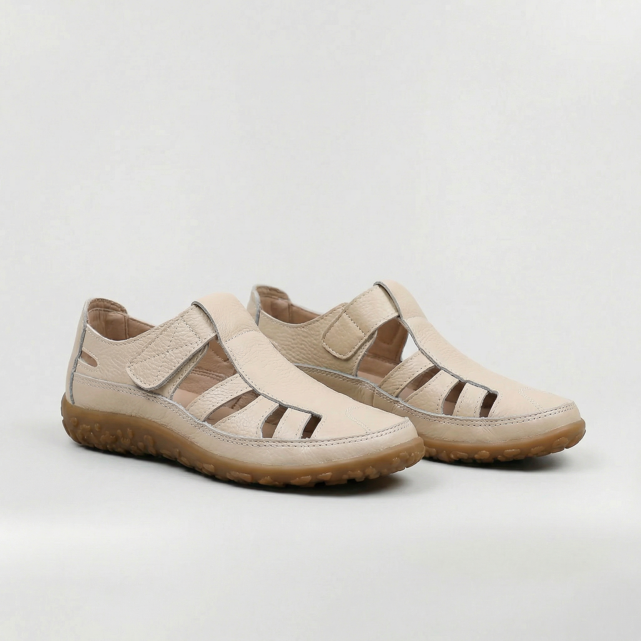 Sandalias Cerradas de Cuero para Mujer con Recortes y Cierre de Velcro