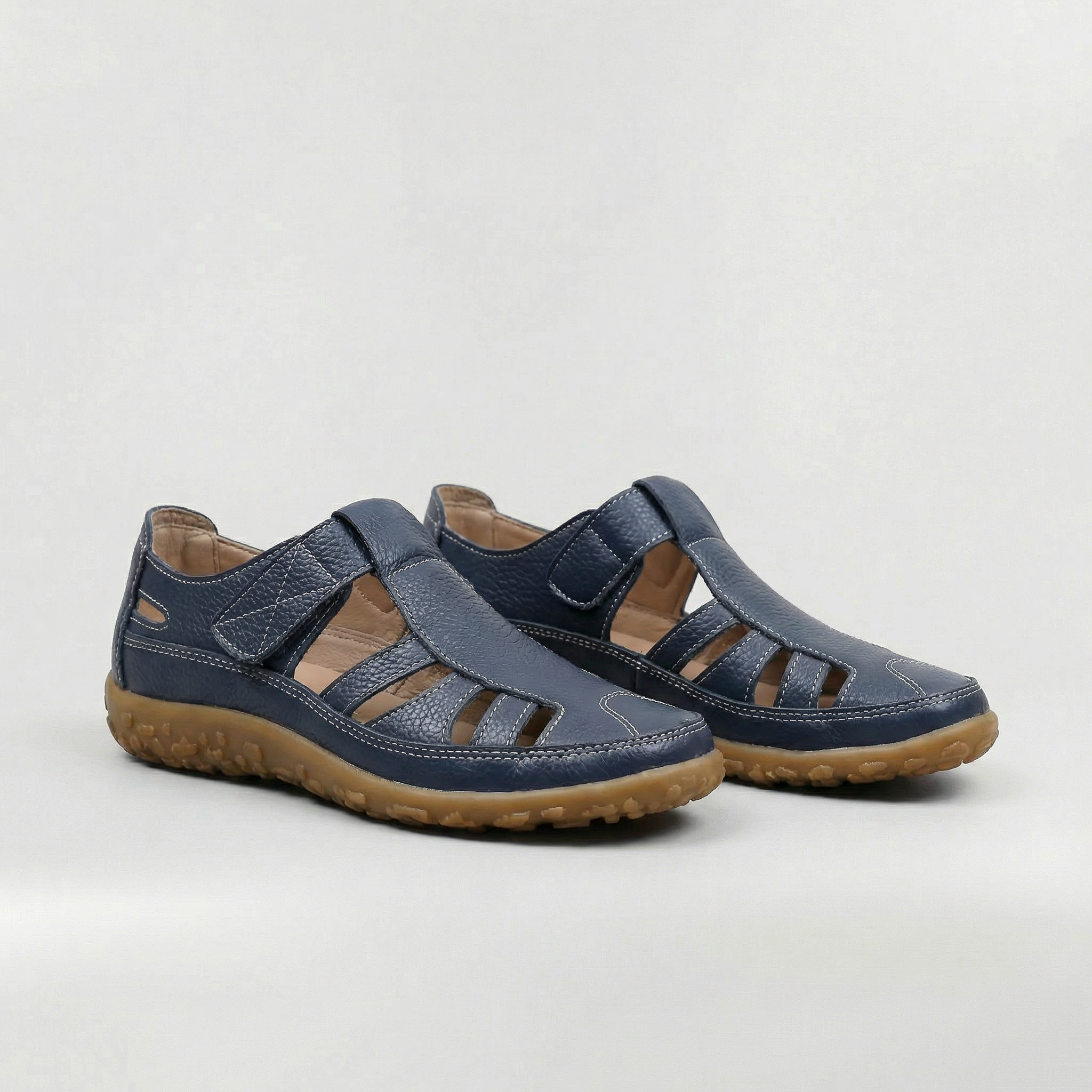 Sandalias Cerradas de Cuero para Mujer con Recortes y Cierre de Velcro