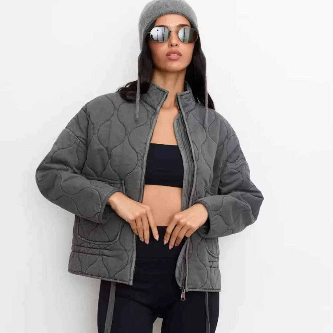 Chaqueta Acolchada para Mujer con Corte Entallado y Botonadura Oculta
