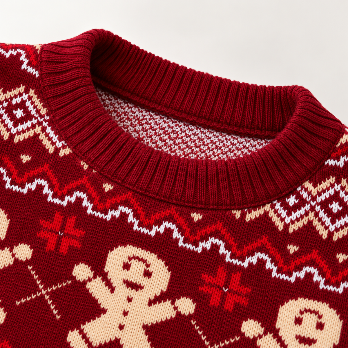 Pull femme à col rond avec motifs de bonshommes en pain d’épice et de pins