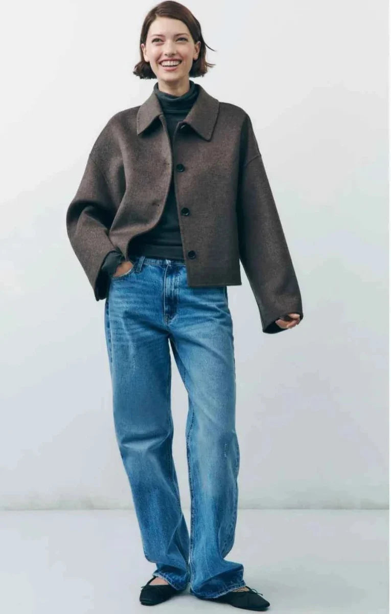Abrigo Oversize para Mujer con Cuello Alto y Botonadura Oculta