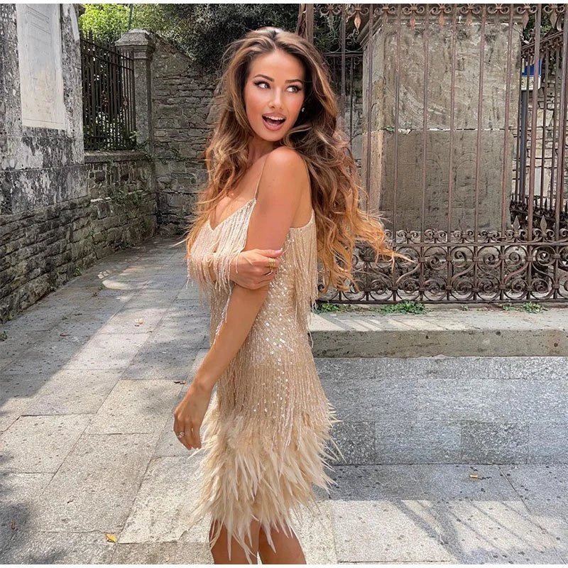 Vestido Mini de Lentejuelas con Flecos y Plumas de Corte Ajustado con Escote en V