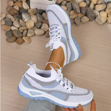 Chaussures de marche avec semelle spécialisée et matériaux respirants