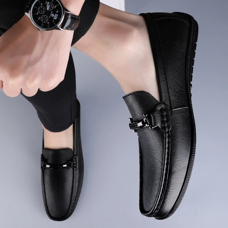 Mocassins de couro para homem — detalhe metálico — eventos e uso diário
