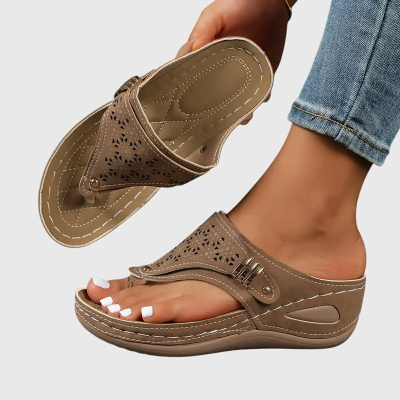 Sandalias de Dedo para Mujer Chanclas con Cuña y Detalles Perforados