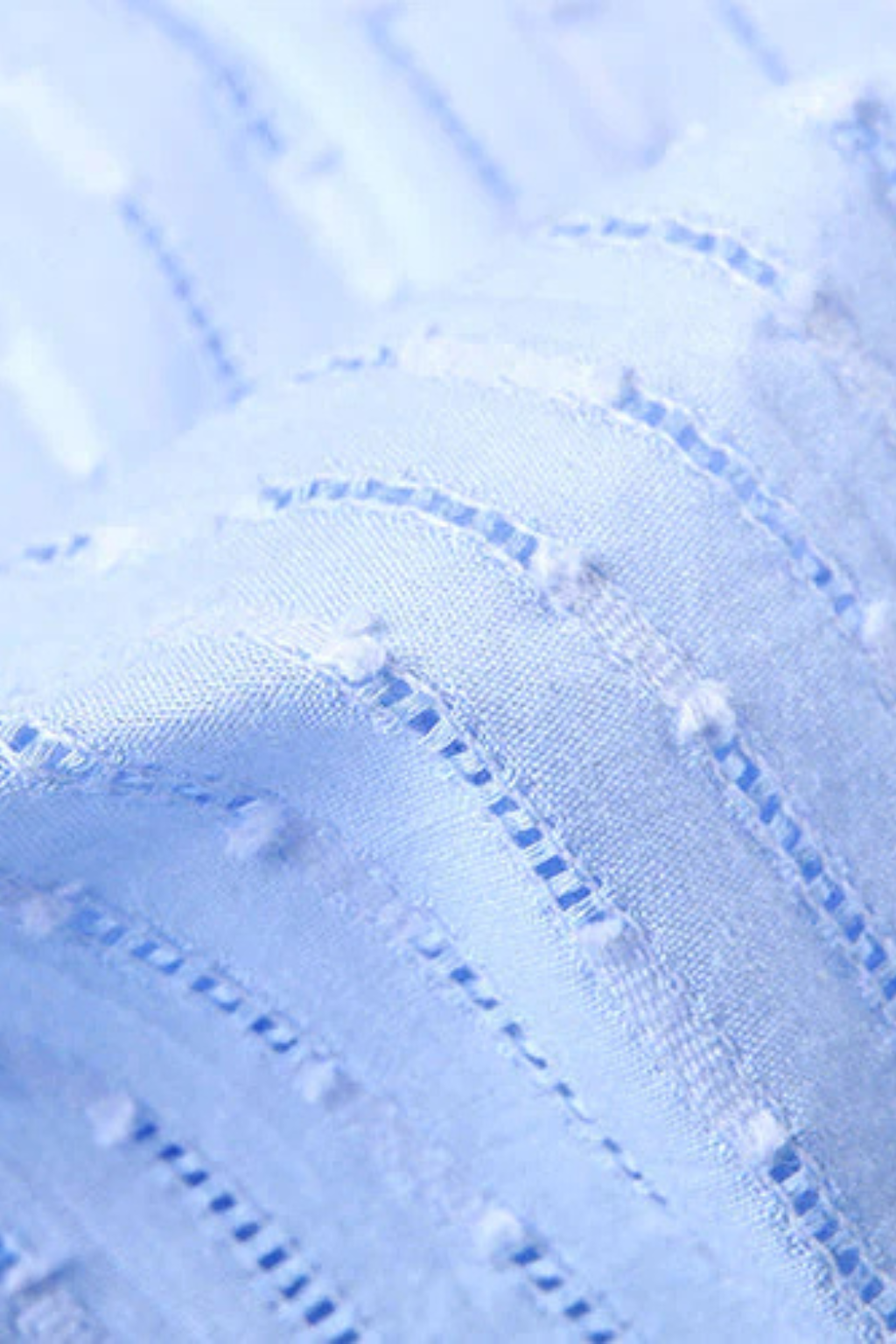 Dámská dvoudílná souprava s vyšívanou košilí a krátkými kalhotami