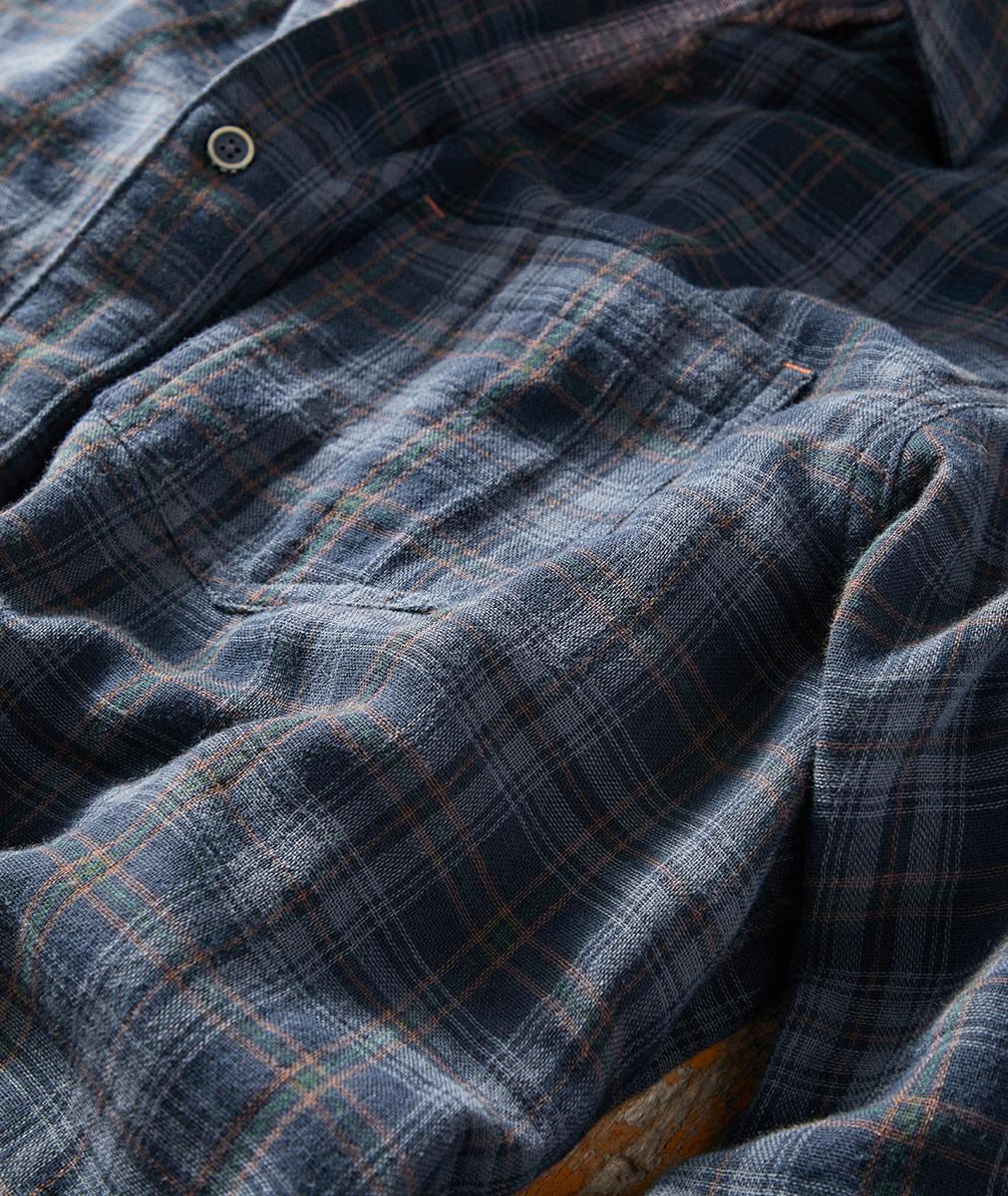 Camisa de Hombre con Cuello en Punta Botonadura Delantera y Estampado a Rayas