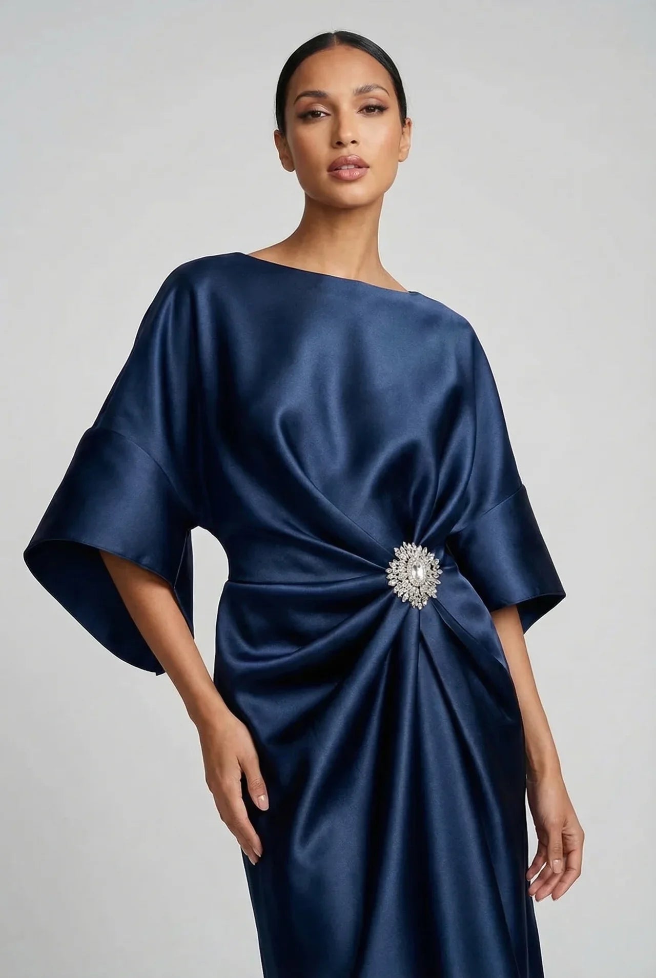 Vestido Midi de Satén para Invitada de Boda con Mangas Murciélago y Broche de Joya