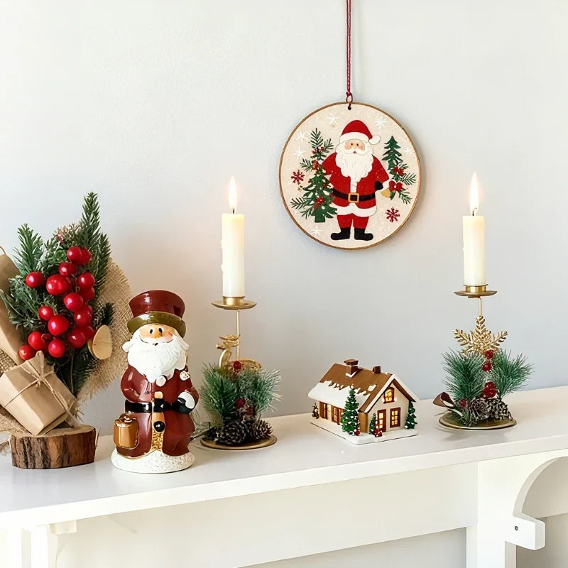 Set de 3 Candelabros de Hierro para Velas Cónicas con Adornos de Pino y Bayas