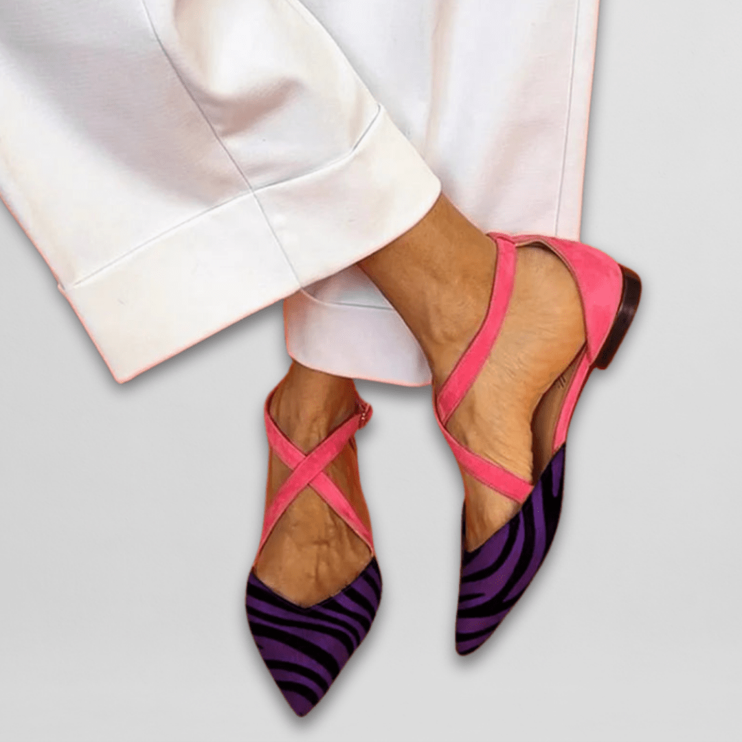 Chaussures plates pointues avec brides croisées à la cheville en cuir végan